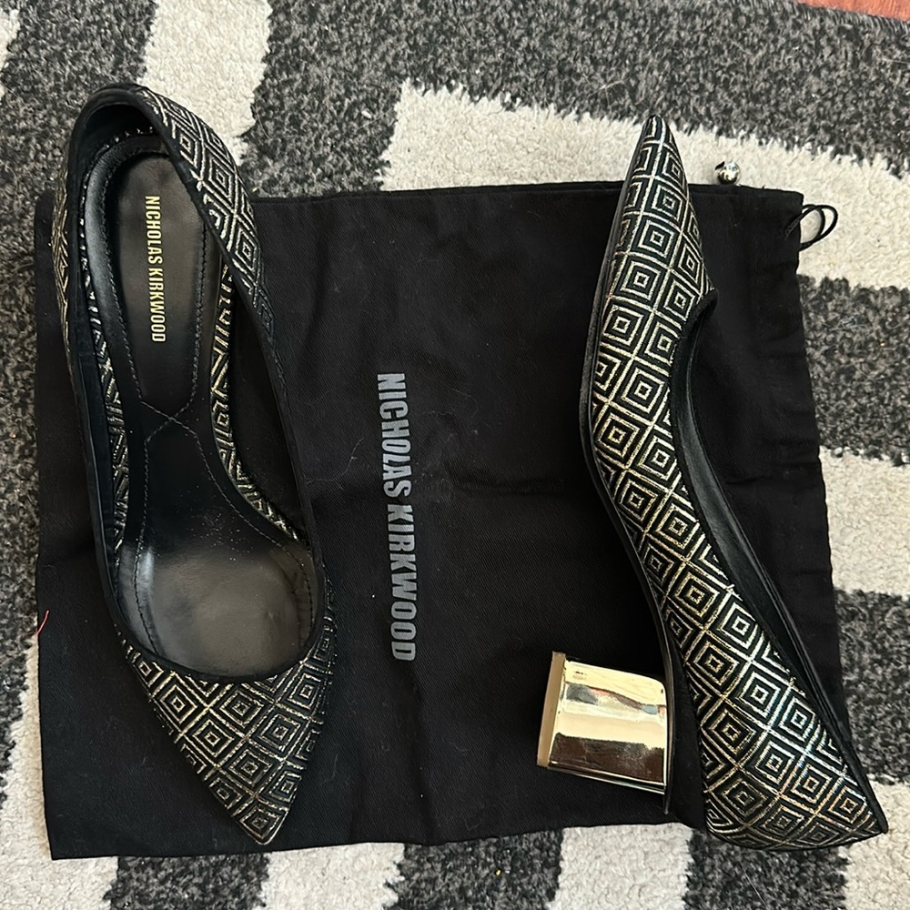 Nicholas Kirkwood Black and Gold Pumps size 8.5